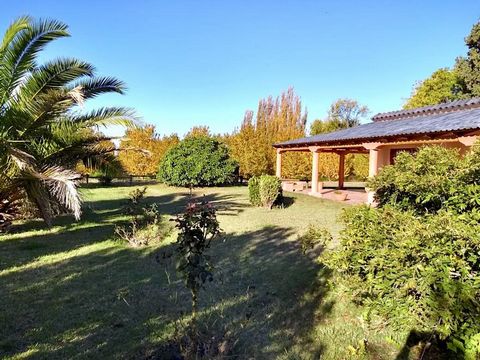 Ferme méticuleusement conçue et entretenue de 15 hectares avec façade sur la route goudronnée, à 5 km de la Rta 143 et de la ville de General Alvear. La maison, le galpon et toute la ferme ont été construits par les mains des propriétaires au cours d...