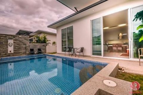 Schöne Design-Poolvilla mit 2 Schlafzimmern in der Stadt mit geräumigem offenem Wohn-, Ess- und moderner Küche, 2 Schlafzimmern mit 2 Bädern und draußen befindet sich ein kleiner Pool, ein Grillplatz, eine Einfahrt und Eingangstore. Die Villa kann di...