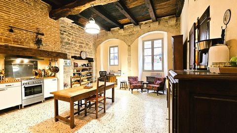 Christophe Bede offers you in the heart of the medieval and tourist village of Saint-Antonin-Noble-Val, jewel of the Gorges de l'Aveyron, an august property former mansion, heritage of the XIVth century. I invite you to discover these 16 rooms on 580...