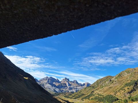 Estudio en plena estaciÃ³n de esquÃ­ de AstÃºn, a pie de pistas. OrientaciÃ³n Oeste con magnÃ­ficas vistas a las pistas de La Raca y a la vecina estaciÃ³n de esquÃ­ de CandanchÃº. Enclavado en un entorno incomparable para los amantes de los deportes ...