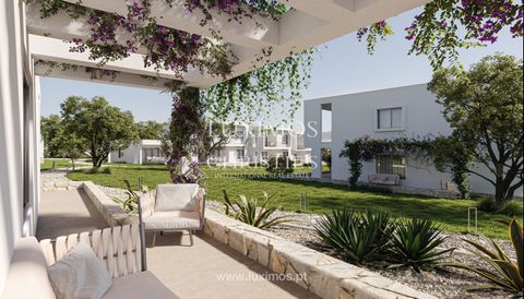 Neue, moderne  Zweizimmerwohnung , voll möbliert in der Primelife Luxus-Tourismus-Entwicklung in Carvoeiro , Algarve. Im ersten Stock gelegen, ist diese elegante Wohnung mit zwei Schlafzimmern in Primelife zum Verkauf voll möbliert und elegant einger...