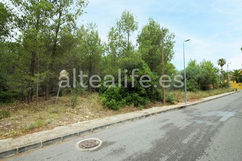 Urban plot of 1041 m² , located in the area of Santa Clara , just 5 minutes by car from Altea la Vieja , where you will find all essential services, and 10 minutes from Playa de la Olla . Characteristics of the plot: Flat terrain, without slope . Wat...