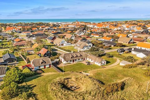 Møllehusets Baghusets und Anneks sind perfekte Ferienhäuser für Familien oder Gruppen von Freunden, nur 1 km vom Strand entfernt und in der Nähe des Stadtzentrums von Blokhus. Diese beiden Gebäude bieten Platz für bis zu 8 Personen. Das Hinterhaus ve...