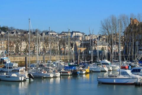 Erleben Sie einen erholsamen Rückzugsort an der Küste in dieser charmanten Ferienwohnung, nur 2 km von Deauville entfernt. Die Unterkunft ist ideal für Familien oder Gruppen von bis zu sechs Personen und bietet ein Doppelschlafsofa im Wohnbereich, ei...