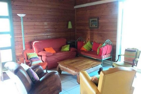 This spacious 120 m² wooden chalet accommodates up to 6 people with comfort and style. It features three well-appointed bedrooms: the first with a double bed (140 cm) and an en-suite bathroom with a bathtub, the second with twin beds and a shower cab...