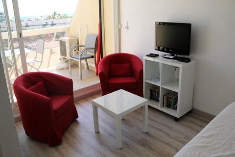 This large air-conditioned studio for 2 people is located on the 3rd floor of a building with an elevator, offering a comfortable stay with an interior view and east-facing orientation. The living room is furnished with a 160 cm bed for restful night...