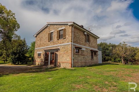 Äußerst beeindruckend und voller faszinierender Details, bietet dieses atemberaubende Anwesen, ein beeindruckender Bauernhof mit einer Villa und zwei landwirtschaftlichen Nebengebäuden, ein einzigartiges Wohn- und Investitionserlebnis. Die Hauptresid...