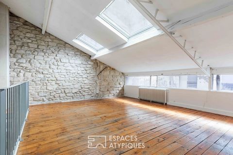 A raw gem like we see less and less in Paris. This 95.54 m2 workshop (85.14 m2 Carrez) to be reinvented occupies the top two floors, accessible by elevator, of a former theater costume factory, in the heart of the 9th arrondissement and in the immedi...