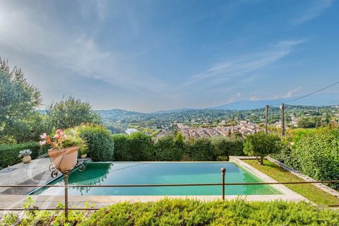 Niché dans un endroit paisible au sein d'un quartier privé, ce magnifique Mas en pierre sur trois niveaux offre de splendides intérieurs, un jardin méticuleusement entretenu et une superbe piscine à débordement offrant une vue à couper le souffle sur...