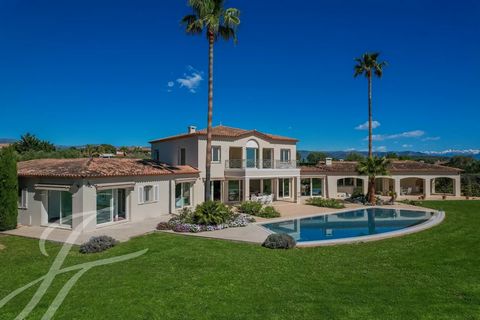 Biot - Situado en una prestigiosa urbanización cerrada, esta notable propiedad cuenta con impresionantes vistas al mar. Se compone de un magnífico hall de entrada, una amplia sala de recepción, una cocina equipada, cuatro dormitorios en suite y un es...