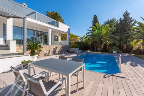 Immaculate villa in a quiet location in Santa Ponsa. This house was completely refurbished in 2018 and stands out for its practical layout, the good quality of the materials and the cosy ambience. It is an ideal family home. The spacious garden and s...