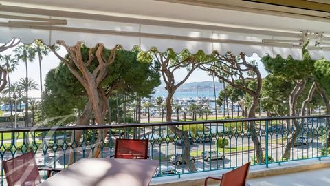 In a luxury residence on the Pointe Croisette, this attractive 4-room apartment offers a beautiful view of Port Canto and the sea. With a surface area of approx. 103.27 m², it comprises: entrance hall, living room with fully equipped open kitchen ope...