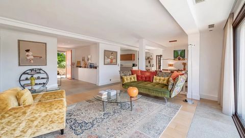 Located just 1 km from the village of Mougins, renowned for its art galleries and gastronomic restaurants, this villa, nearby the Pablo Picasso property, enjoys a residential setting in the highly sought-after area of La Chapelle Notre-Dame-de-vie. T...