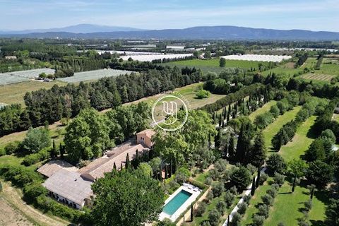 A few steps from Isle sur la Sorgue, through a discreet gate, guided by the elegant cypress avenue and its lavender, you will discover this superb bastide of over 1200m2 (974m2 plus outbuildings), so typical of our beautiful Provence. Completely rest...