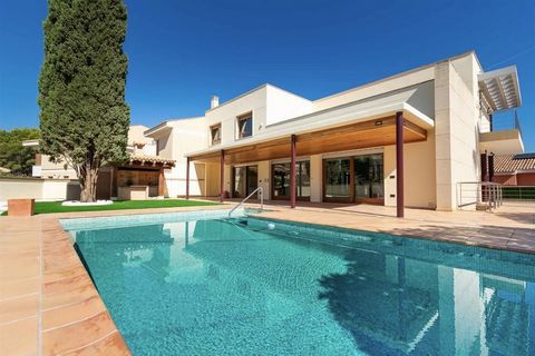 The property is located on a plot of 1,000 m2 where we can find: private pool, porch, barbecue area and low maintenance garden. This villa is unique in the area both for its dimensions and for its equipment, qualities and distribution. It has a usefu...