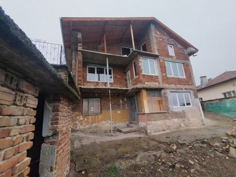 Yavlena sells a property located in the village of Bogomilovo near the center of the village.The property has an area of 465m2, together with a two-storey solid residential building and three massive outbuildings. The house has a renovated roof, new ...