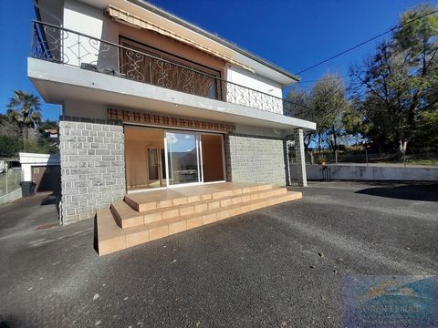 EXCLUSIVO DE LA AGENCIA EUROPEA Lourdes, barrio del estadio, en la planta baja de una casa, apartamento tipo 4 de 103 m2 con garaje de 21 m2 y espacio exterior. Este apartamento se compone de un salón comedor de 35 m2 con ventanal que da a una terraz...