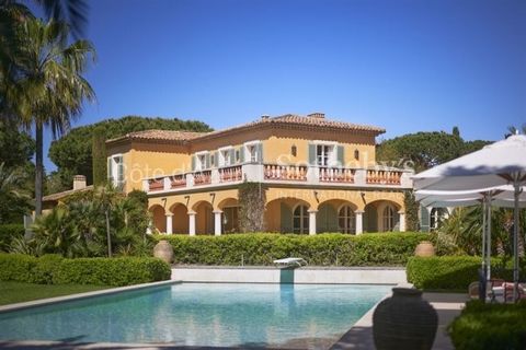 Una proprietà esclusiva nel cuore dei Parcs de St-Tropez, una prestigiosa tenuta privata a pochi minuti da Place des Lices e dalle spiagge di St-Tropez. Scopri in esclusiva questa lussuosa proprietà provenzale che si trova su 2 ettari di parco piantu...