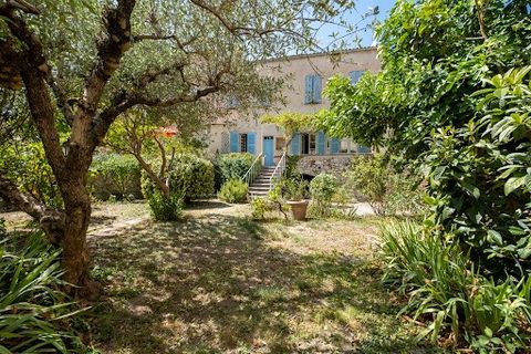 Im Herzen des historischen Zentrums von Buis-les-Baronnies erwartet Sie dieses private Herrenhaus aus dem 17. Jahrhundert in außergewöhnlicher Lage. Perfekt für verschiedene Projekte, bietet es seltenes Potenzial. Im Erdgeschoss führt eine Geschäftss...