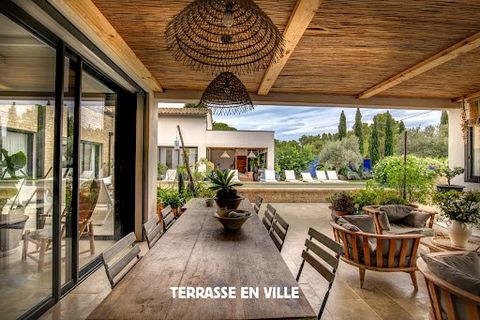 In the heart of Vaucluse, just a stone's throw from Luberon, this splendid contemporary property located on a 2-hectare plot in the commune of Mondragon will charm you with its brightness, its noble materials, and its thoughtful layout. With an area ...