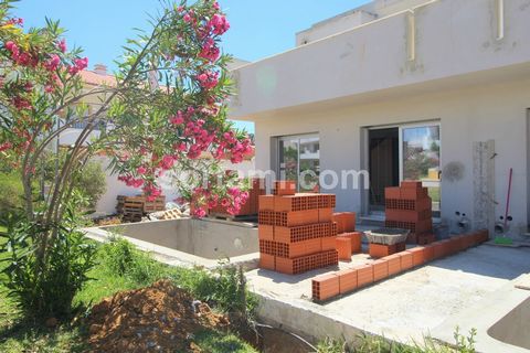 Spectaculaire villa in aanbouw, op 600 m van het strand in Altura. Bestaande op de begane grond van een open woonkamer en keuken, een slaapkamer, een badkamer en directe toegang tot een terras. De eerste verdieping heeft twee slaapkamers en-suite, be...