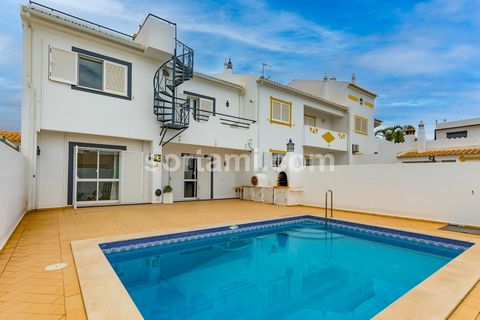 ¡Encantadora villa ubicada en Galé! En una zona residencial tranquila y a sólo unos minutos de la playa y comercios, este espacioso chalet se distribuye en dos plantas, la entrada se sitúa en la planta baja con patio y plaza de aparcamiento con insta...