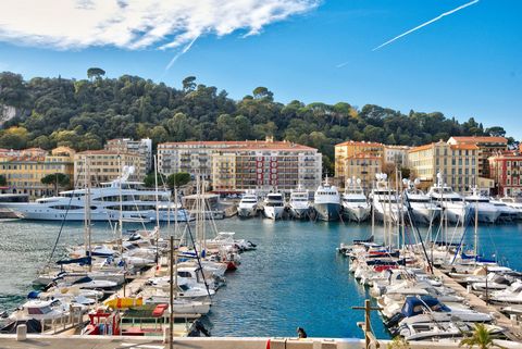 Nice Port - Ideally located, in a very beautiful old building with lift, on the harbour of Nice, very close to all amenities, 2 bedroom apartment of 72 sqm. The property has been fully renovated to a very high standard. It offers uninterrupted views ...