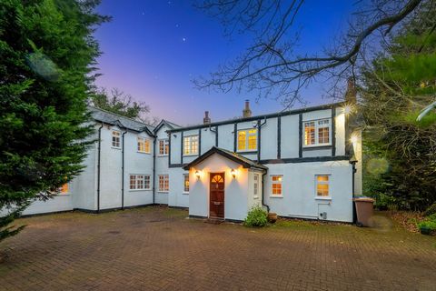 *** OPEN HOUSE Saturday 15th February 10am - 1pm*** Willow Tree Cottage enjoys a private rural position towards the end of a country lane. Set in over half an acre, it offers 5 bedrooms, 6 reception rooms, a woodland, duck pond, chicken coop, gym, do...