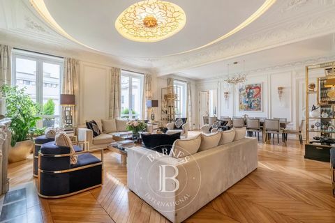 Located on the third floor of a beautiful Haussmann building recently renovated with very elegant common areas, with caretaker, apartment of 214,55 sqm having undergone a beautiful renovation while retaining the charm of the old and having a ceiling ...