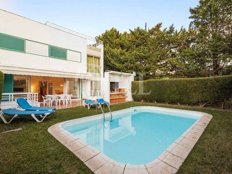 4-bedroom villa with 278 sqm of gross construction area including 122 sqm of terraces, swimming pool, barbecue area, garden, and parking for two vehicles, in the Aldeamento da Prainha condominium, with private security, in Alvor, Algarve. The villa i...