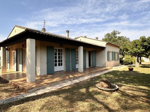 Belle maison familiale de 108m2 de plain pied située à l'entrée du village de Carsan à 5 minutes en voiture de Pont St Esprit. Ce bien comprend une entrée donnant sur vaste pièce de vie lumineuse et proposant une cheminée, une cuisine aménagée et équ...