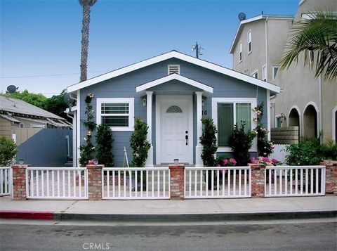 Charming 1938 Craftsman Bungalow front unit with 2 bedrooms, 1 bath + an office was completely renovated in 2008 including plumbing, electricity, windows, doors, kitchen appliances, floors, bathroom fixtures & ceiling fans. A 2 bedroom, 1 bath back u...