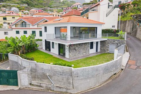 Charming 2 Bedroom Villa in Seixal with Modern Traditional Style Located in the picturesque parish of Seixal, in the municipality of Porto Moniz (Madeira), this beautiful 2 bedroom villa combines traditional charm with modern design, ensuring comfort...