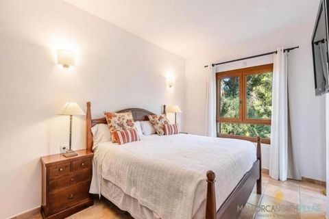 Scopri Finca es Foners, un rifugio impressionante che ridefinisce l'eleganza e il comfort a Felanitx. Situata in alta montagna, questa villa moderna e luminosa offre viste panoramiche mozzafiato. Con cinque spaziose camere matrimoniali che possono os...