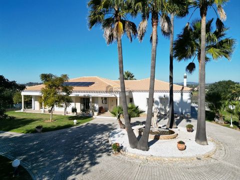 Sensationnelle villa de plain-pied située à Taipas/Algoz, avec vue imprenable sur la Serra de Monchique sur un terrain de 5720 m2. Cette villa orientée au sud dispose de 4 chambres à coucher, dont 2 avec salle de bains, très lumineuses et toutes avec...