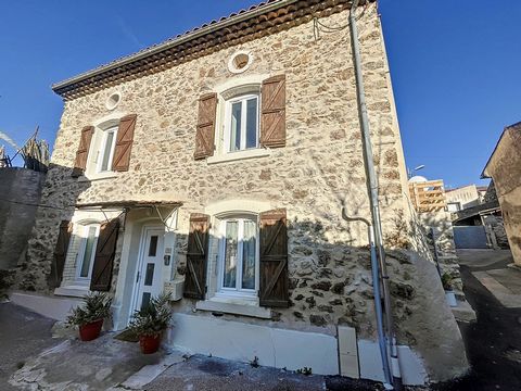 Fleximo vous propose cette charmante maison en pierre de 76m2 récemment rénovée, située au cœur du paisible village d’Érôme, à seulement 10 minutes de Tain-l'Hermitage et 15 minutes de Tournon-sur-Rhône. A deux pas des commerces du village (boulanger...