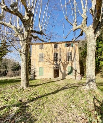 Propriété de 12 hectares à Châteaudouble (83300) avec Maison Bourgeoise et Mas en pierre Découvrez cette propriété rare comprenant deux bâtisses sur un terrain de 12 hectares classés en agricole et naturels : Maison Bourgeoise : Majestueuse entrée av...