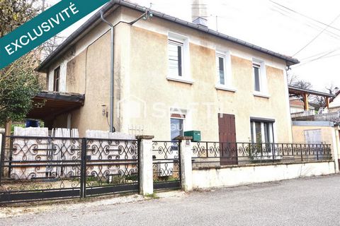 Maison avec garage accolé, comprenant au rez-de-chaussée, WC, séjour avec cheminé insert, cuisine, cave. À l'étage trois chambres, salle de bains avec baignoire et douche et une pièce à rénover d'environ 15 M2. Comble aménageable. À l’extérieur un ap...