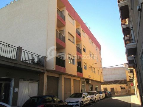 Se vende un bonito apartamento de tres /cuatro habitaciones en una zona muy cotizada de Albox. El apartamento está situado en el segundo piso (con ascensor). Al entrar, a la derecha, hay un baño reformado con ducha a ras de suelo y tocador. A la izqu...