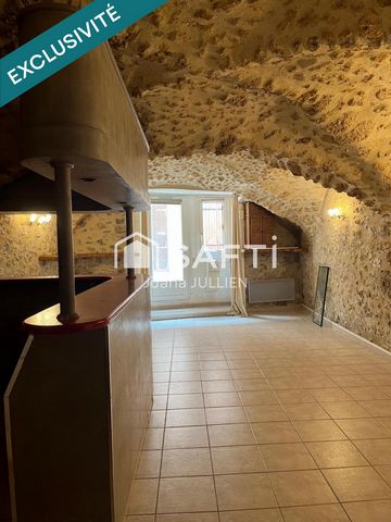 Situé dans la charmante commune de Bras (83149), cet appartement T2 de 49m2 en rez-de-chaussée comprend un grand salon, une cuisine aménagée pour un confort optimal, une chambre, une salle d'eau et un WC. Idéal pour un couple ou une personne seule, c...