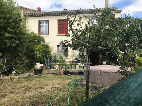 Ref 12590 AG - CARCASSONNE - In a sought-after area, close to the city center, residential house of about 190 m2. On the ground floor, living room, fitted kitchen, 1 large bedroom of 14 m2, 1 bathroom and 1 separate toilet. Upstairs, second living ro...