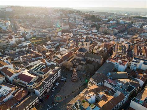 Un impressionnant terrain urbanisé à vendre dans le quartier convoité d'Arganda del Rey, avec une surface de 4 900 m² de terrain et un bâtiment bâti de 14 500 m². Cette propriété dispose de tous les services nécessaires pour une vie confortable et pr...