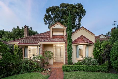 Presenting a rare opportunity to purchase this spacious single-level residence with a preferred northern rear aspect overlooking Alexandra gardens - providing leafy rear vistas. This inviting home is privately and securely tucked away at the rear of ...