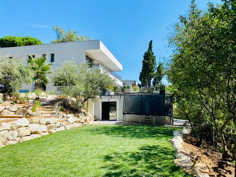 Dans la célèbre commune de Villeneuve les Avignon, proche d'Avignon, venez découvrir cette vaste maison contemporaine aux volumes généreux. La maison est dotée d'un séjour cheminée avec cuisine ouverte de près de 100m2, ouvert sur une terrasse sud av...