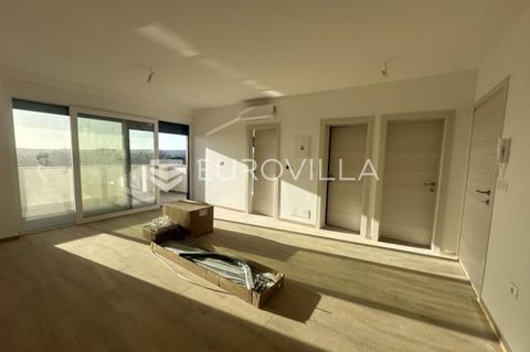 In Medulin, near the sea, in an extremely attractive and sought-after location of modern housing, there is this 65 m2 NKP apartment located on the second floor. The irresistible view of the Medulin sea, the southern and sunny side, the large glass sl...