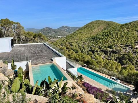 Luxe villa in urbanisatie Roca Llisa te koop Genesteld in de exclusieve urbanisatie Roca Llisa, bekend om zijn 24-uurs beveiliging en de nabijheid van de enige golfbaan van Ibiza, belichaamt deze nieuw gebouwde villa hedendaagse luxe. Strategisch gep...