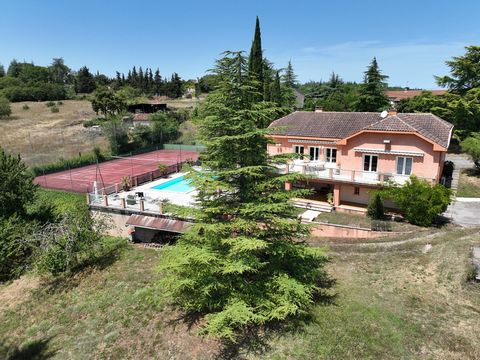 Dit huis biedt een fantastisch uitzicht en ligt op het zuiden, op slechts een paar minuten van Cahors. Op beide niveaus vindt u grote terrassen om van het buitenleven te genieten. De indeling is comfortabel, de kamers goed verdeeld en met mooie volum...