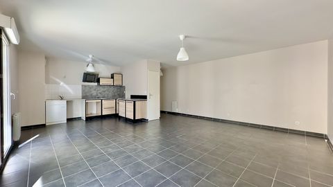 - Exclusivité - Dans une résidence récente de 2010 située à proximité immédiate de la gare Part-Dieu, appartement T3 de 68,67 m2 au quatrième étage.  Il se compose d'une entrée avec placard, un séjour de 35 m2 avec une cuisine US semi-équipée donnant...