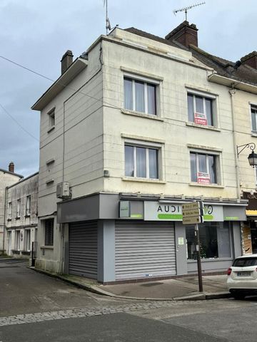 A 30 minutes de Beauvais et 45 minutes de Rouen, cet immeuble est idéalement situé en plein centre-ville de Gournay-en-Bray. Eric KIERS vous propose ce bien immobilier en excellent état, bénéficiant d'une localisation exceptionnelle. Il se compose d'...