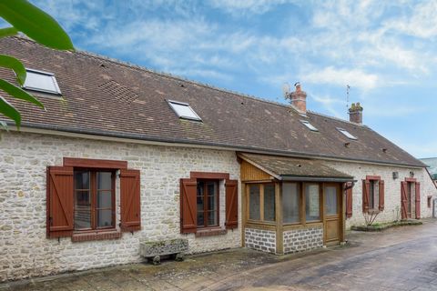 À 5 min de Beaune-la-Rolande, 20 min de Pithiviers et 30 min de Montargis, découvrez cette charmante longère d'environ 260 m2 sur un terrain clos de 1732 m2. Maison principale : - Salon-séjour de 38 m2 avec poêle à granulés, - Cuisine aménagée de 15 ...